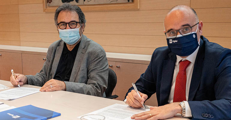 Antoni Plasència, director general d´ISGlobal, y Manuel Cermerón, director general de Agbar, durante la firma del convenio de colaboración.