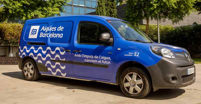 Vehículo de Aigües Barcelona con su compromiso por la movilidad sostenible