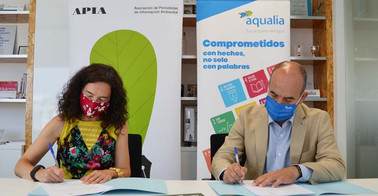 Firma del acuerdo entre APIA y Aqualia, con María García de la Fuente, presidenta de APIA, y Juan Pablo Merino, director de Comunicación y RSC de Aqualia