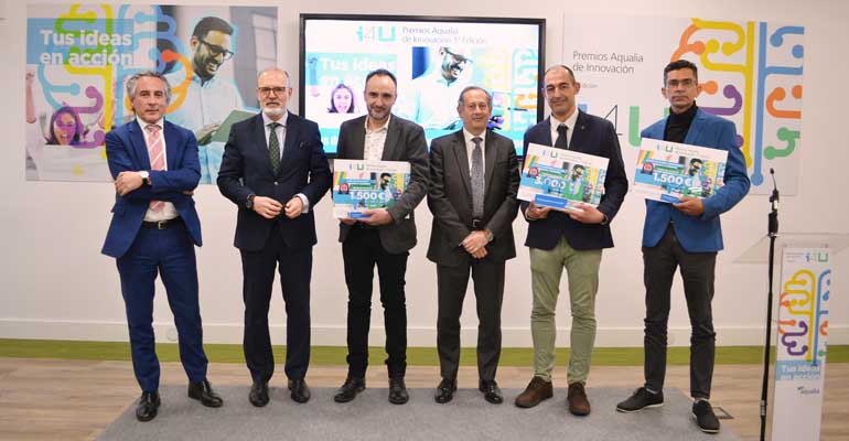 Foto de grupo de los ganadores del premio i4U de talento interno de Aqualia