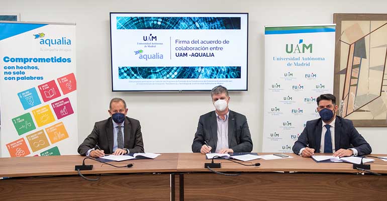 Firma del acuerdo entre Aqualia y UAM sobre investigación de cianobacterias en saneamiento