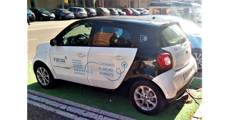 Vehículo de Aquavall y Facsa para realizar la lectura de contadores de agua en Valladolid