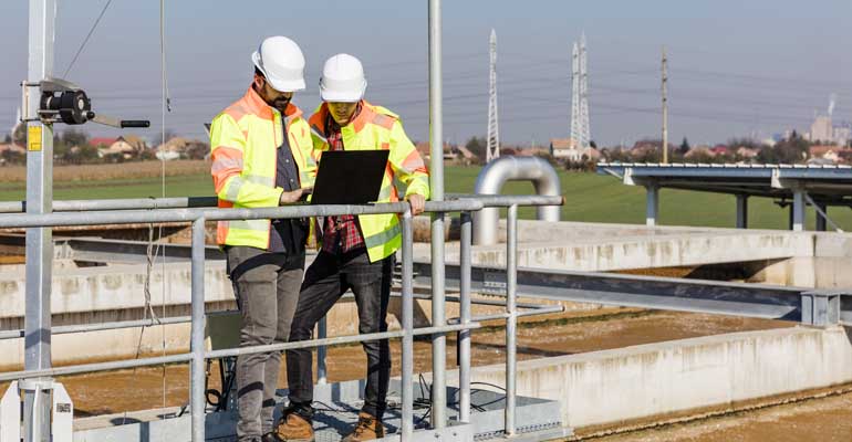 Técnicos en una depuradora de aguas residuales