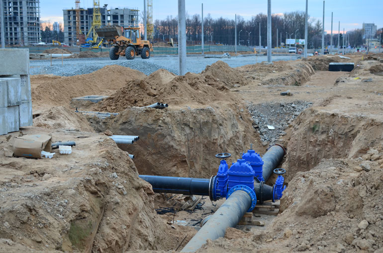 Obra en redes de distribución de agua en una ciudad