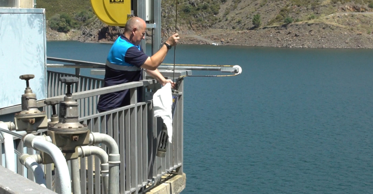 canal-isabel-dia-medio-ambiente-cuidar-agua-tomamuestras