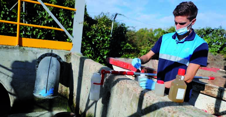 Técnico de Canal Isabel II recogiendo muestras para su análisis