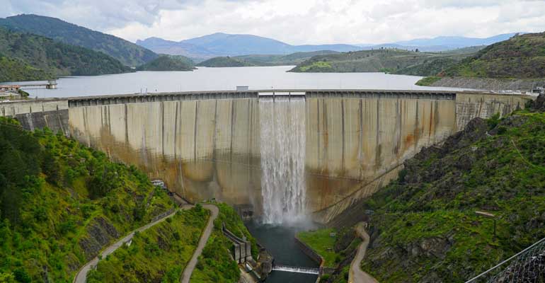 El embalse de El Atazar de Madrid vierte agua por el aliviadero superior por primera vez en 34 años