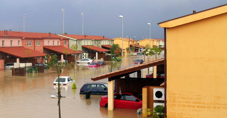Cuantificar el riesgo de daño por inundaciones pluviales en zonas urbanas