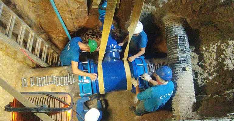 La Emshi instala de noche la toma de emergencia de agua potable en Benetússer