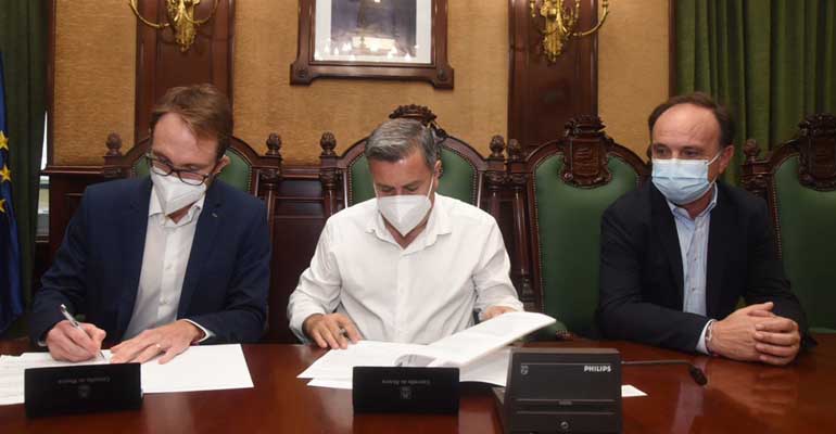 l alcalde Manuel Ruiz, el director general de FACSA José  Claramonte, y Luis  Basiero cómo director de saneamiento y depuración, estuvieron presentes en un acto en el que Facsa realizará el saneamiento y depuración de Ribeira