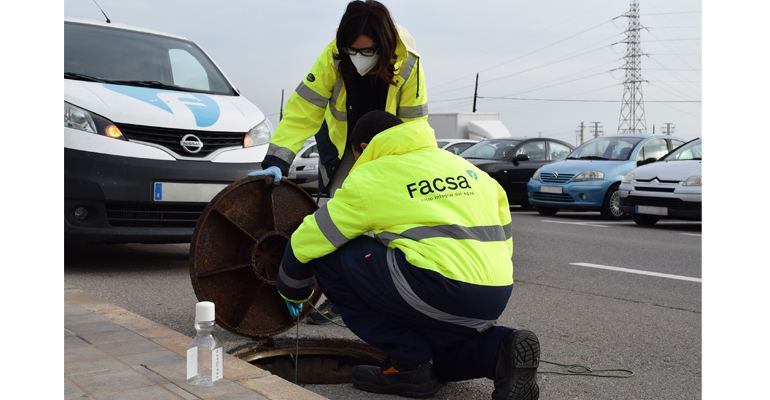 Técnicos de Facsa tomando muestras de aguas de alcantarillado para monitorizar COVID-19 