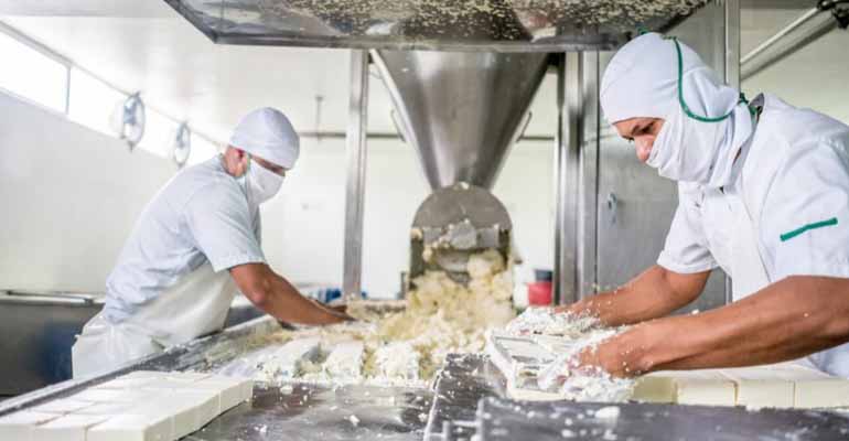 IMDEA Energía lidera un nuevo proyecto que aprovecha las aguas residuales de la industria láctea para generar agua limpia y bioplásticos