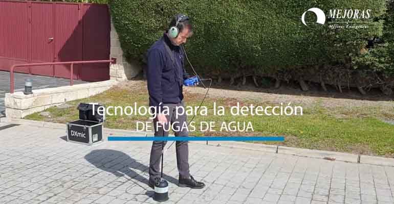 Operario detectando una fuga de agua con tecnología de Mejoras Energéticas