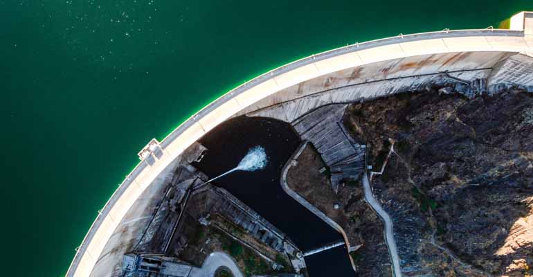 Vista aérea del embalse y presa de Atazar en Madrid