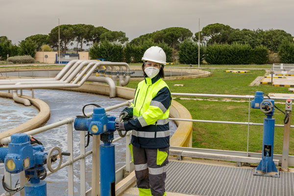 Operaria en la EDAR de Cambrils, de Suez en el Día Mundial del Agua