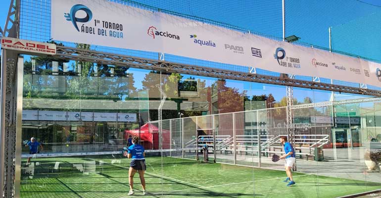 Disputa de un partido del Primer Torneo de Pádel del Agua de Tecnoaqua