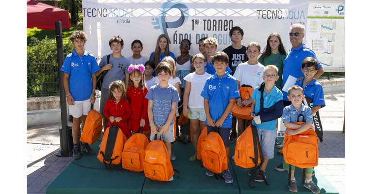 Sorteo de premios a los niños de familias participantes en el Primer Torneo de Pádel del Agua de Tecnoaqua