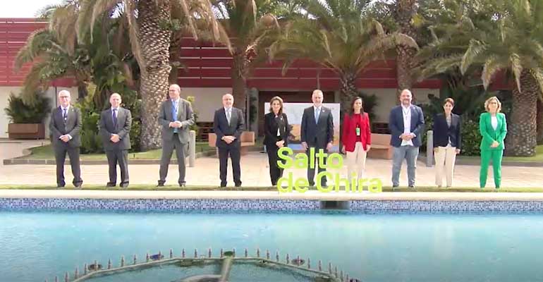 Foto de familia de la inauguración del proyecto Salto de la Chira sobre agua