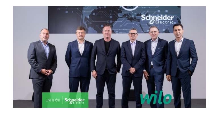 Foto de familia de directivos de Wilo y Schneider Electric, que estrechan su colaboración estratégica en el sector del agua